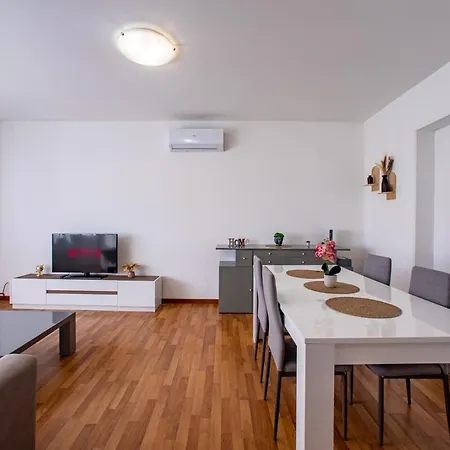 Fair 2 Min - Private Parking Apartment *